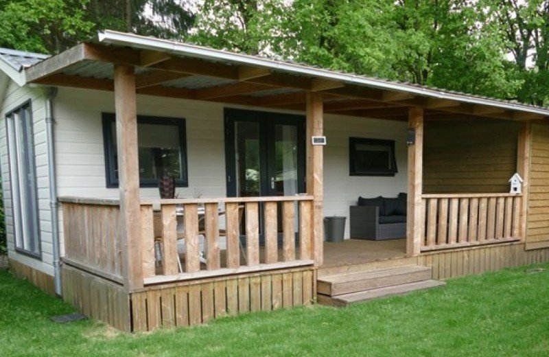 Chalet met omheining en veranda 65f31b8eaa8a5