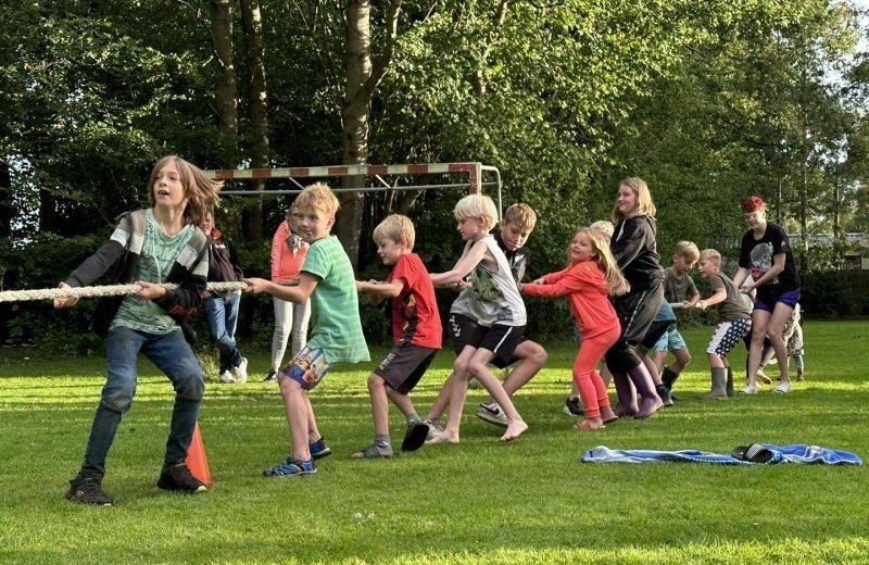 Touwtrekken op het sportveld